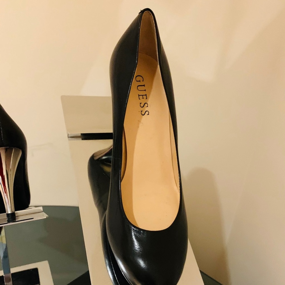 S19- Guess black pumps size 6